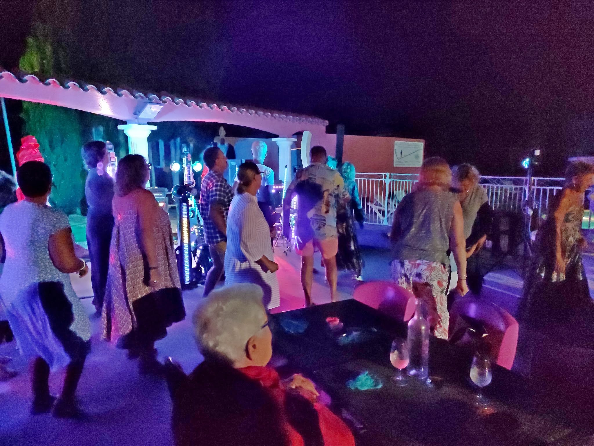 Public qui danse pendant une soirée Kapass Variétés