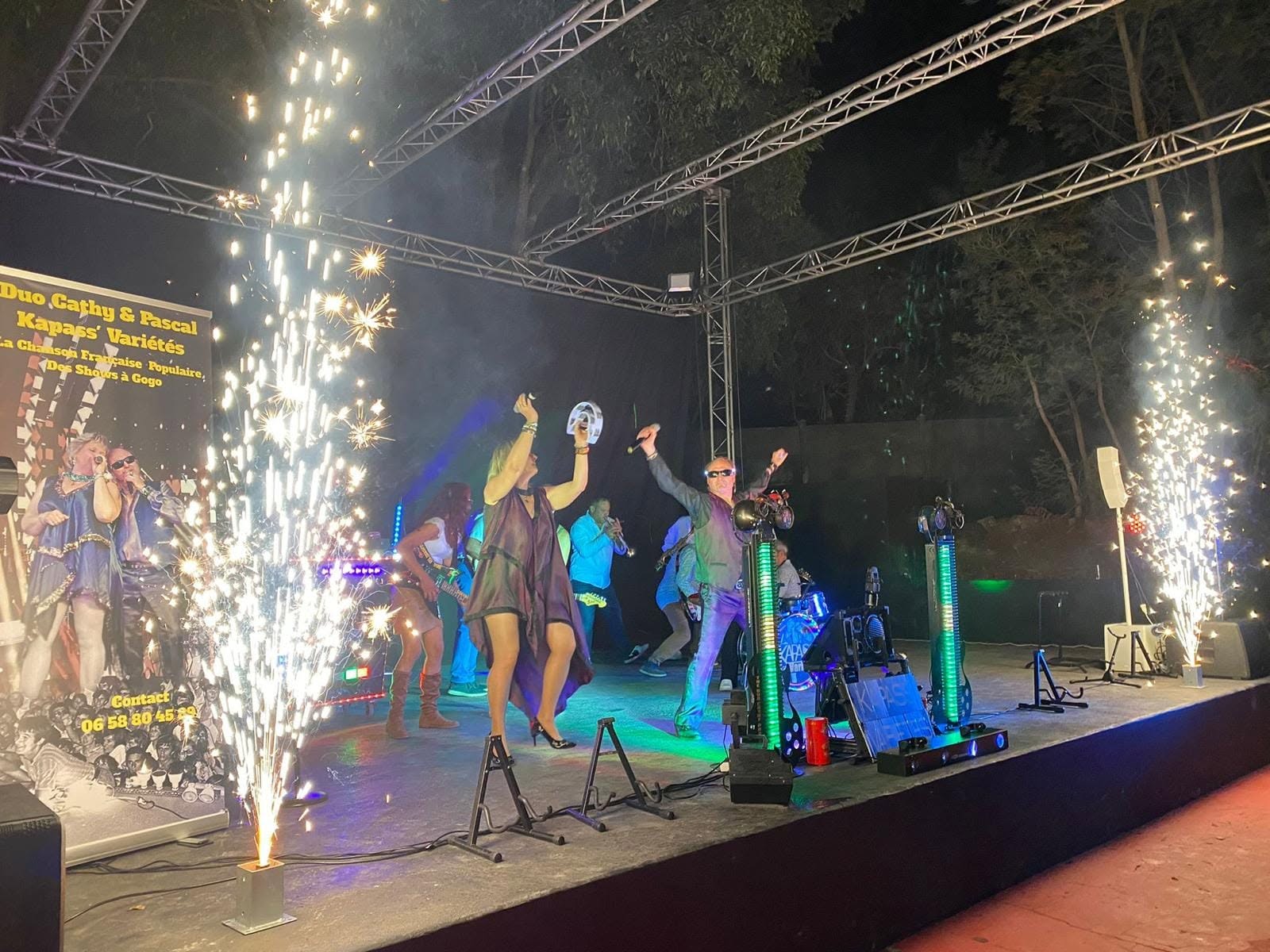 Concert festif sur scène avec effets pyrotechniques