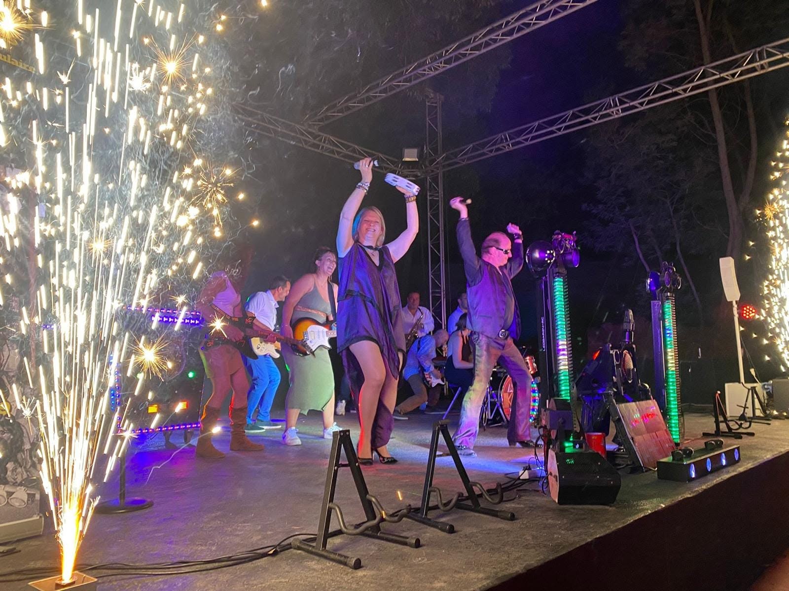 Fête de village avec public invité sur scène
