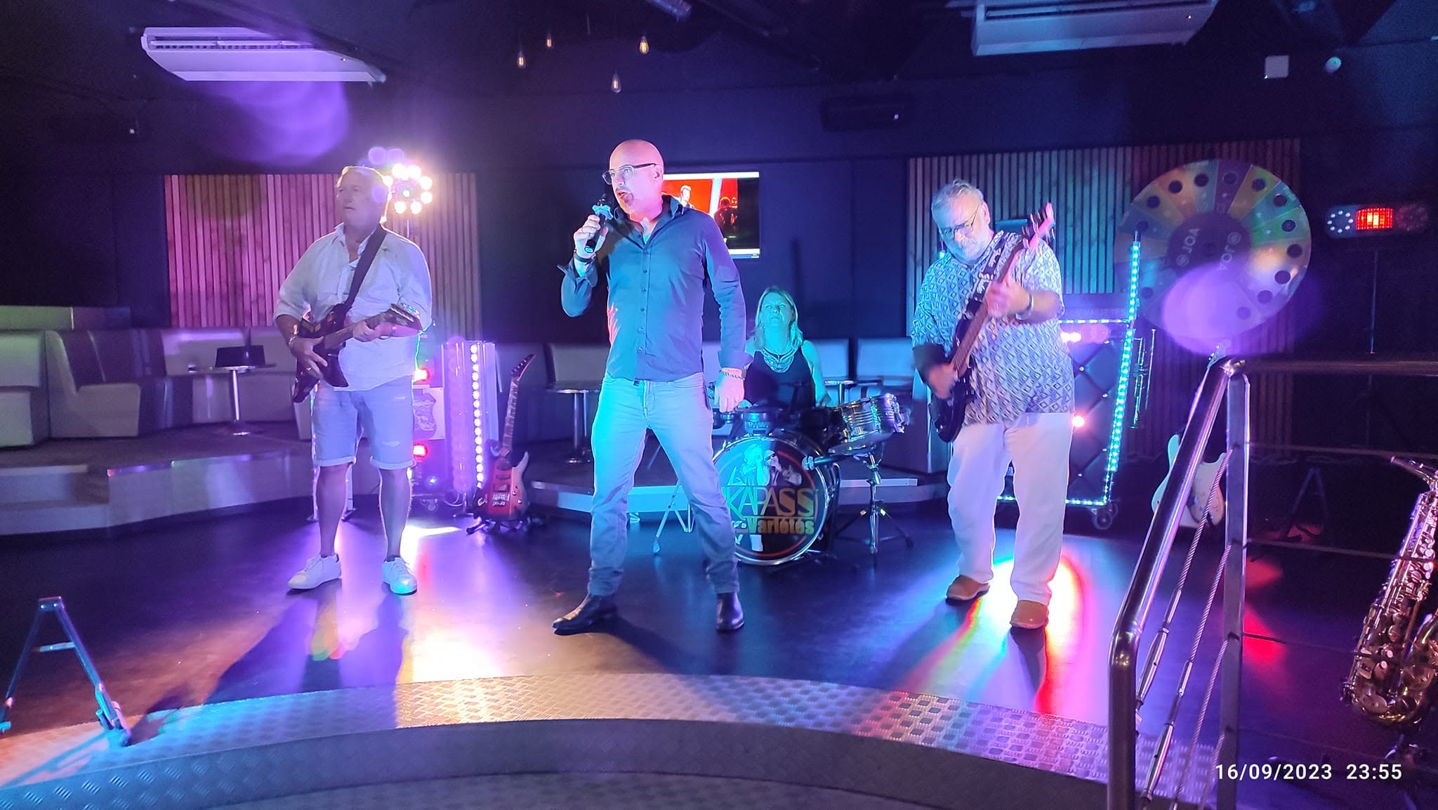 Groupe et chanteur sur scène avec éclairage coloré