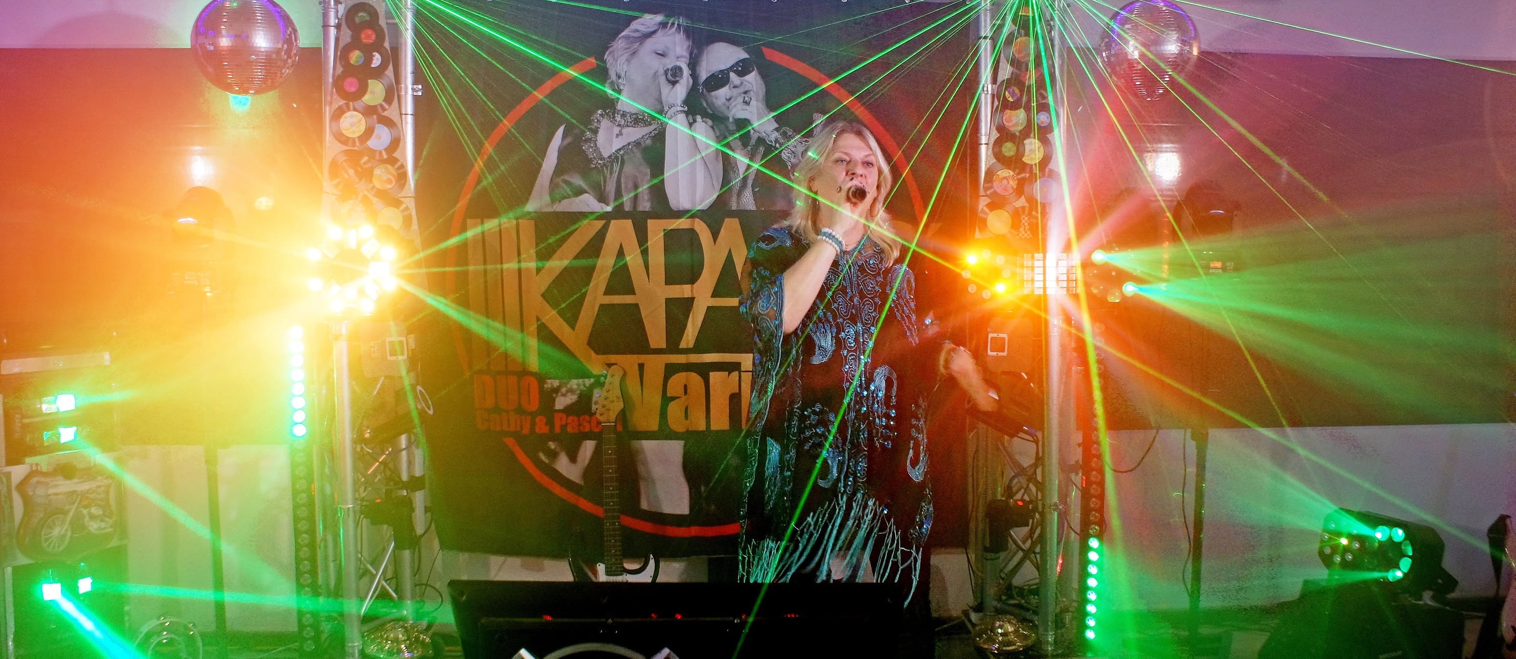 Chanteuse Kapass Variétés au milieu des lasers